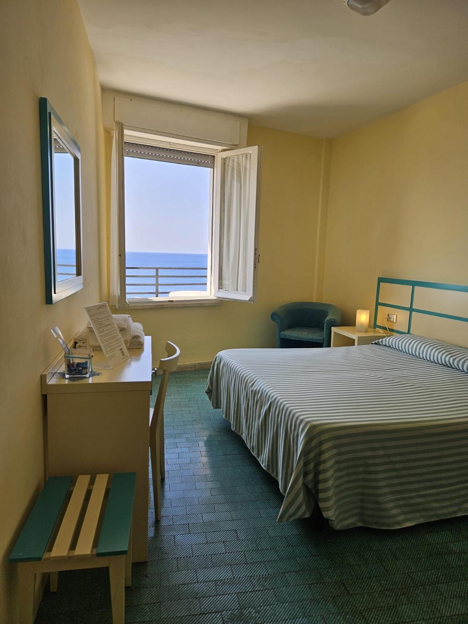 Hotel La Scogliera カヴィ・ディ・ラヴァーニャ エクステリア 写真