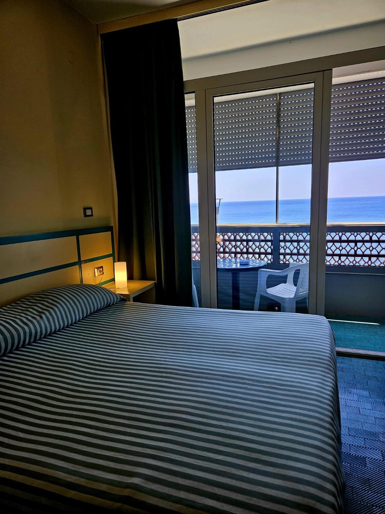 Hotel La Scogliera カヴィ・ディ・ラヴァーニャ エクステリア 写真