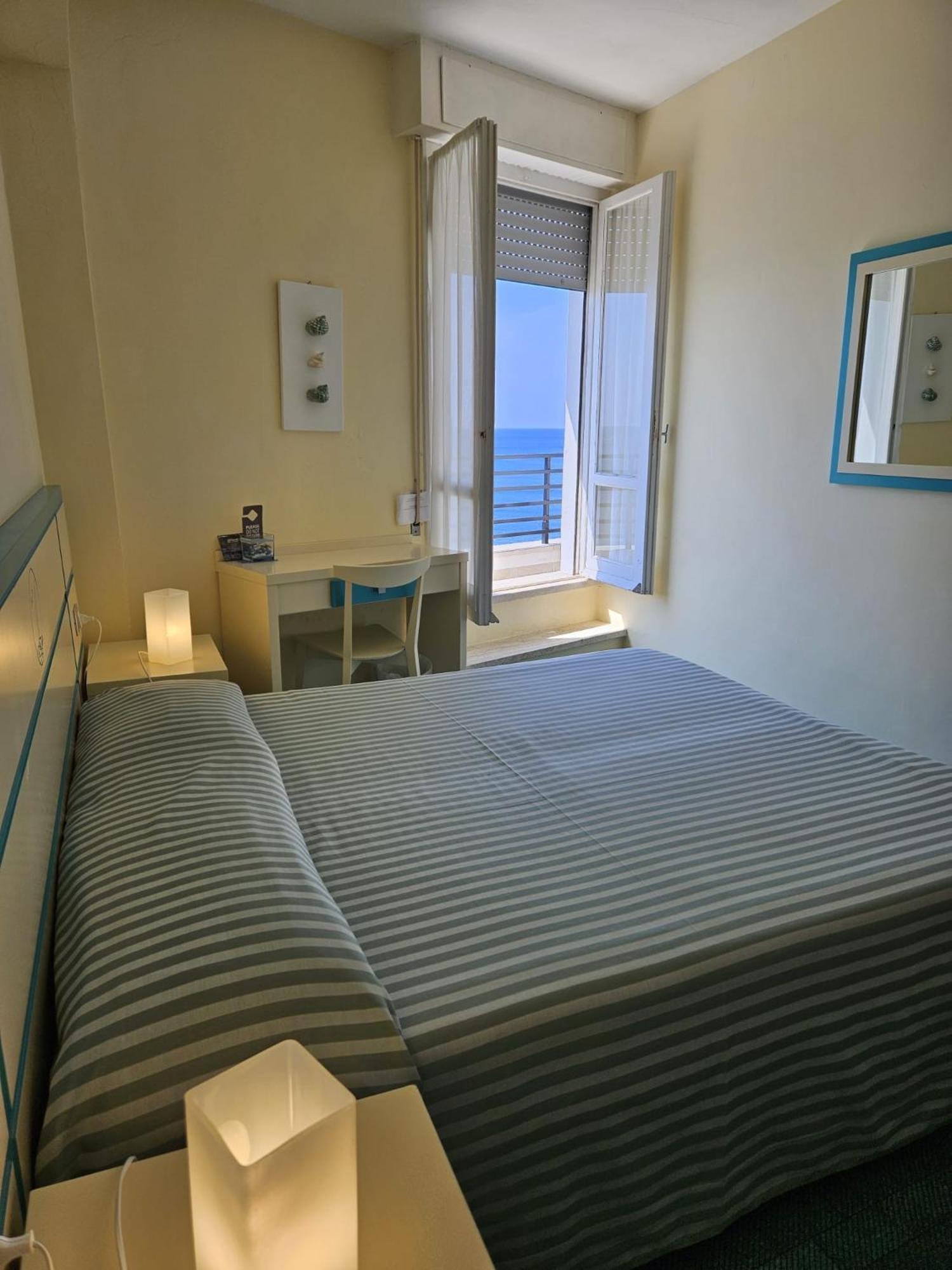 Hotel La Scogliera カヴィ・ディ・ラヴァーニャ エクステリア 写真