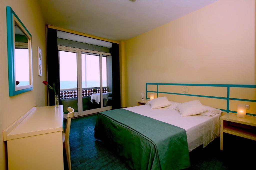 Hotel La Scogliera カヴィ・ディ・ラヴァーニャ エクステリア 写真